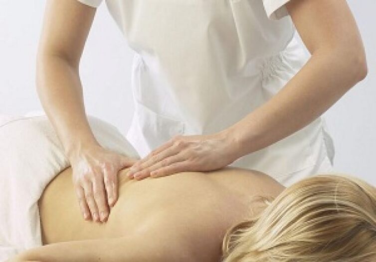 Massage zur Linderung von Krämpfen und Entspannung der Muskeln bei thorakaler Osteochondrose.